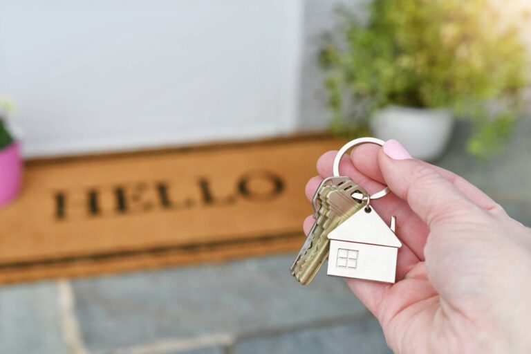 holding-the-keys-to-a-new-house-on-the-front-porch